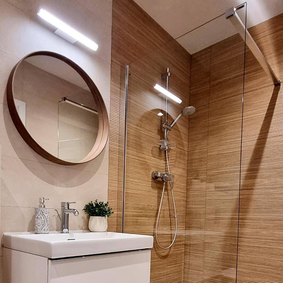 Apple Apartments - Wroblewskiego Prywatne Miejsce Parkingowe Łódź Kültér fotó